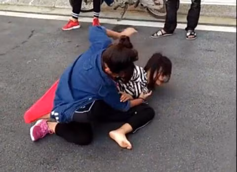 Theo thông tin từ VOV, bà Hoàng Thị Hiếu, Chủ tịch UBND xã Điềm He, huyện Văn Quan xác nhận sự việc diễn ra tại trường Tiểu học và THCS xã Điềm He, huyện Văn Quan, tỉnh Lạng Sơn.