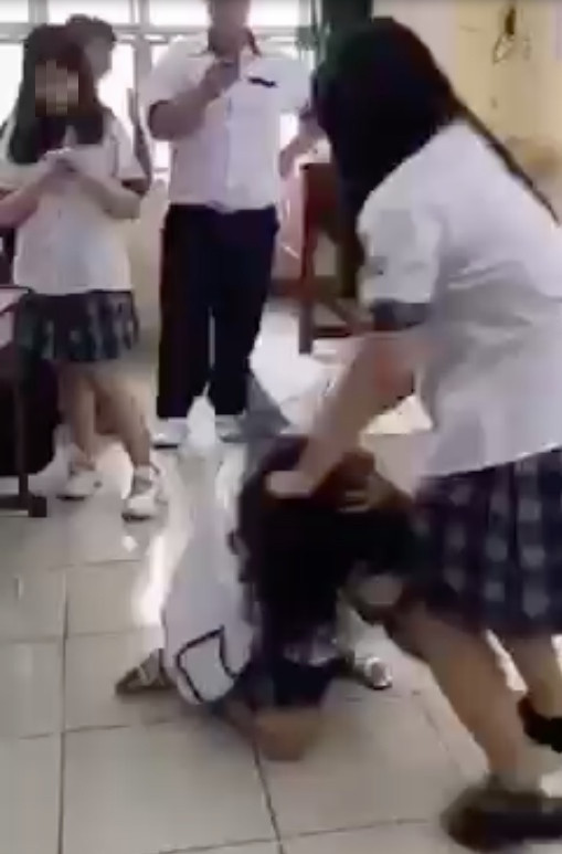 Trước đó, không ít những clip nữ sinh đánh nhau làm dân mạng phải lên tiếng bức xúc.