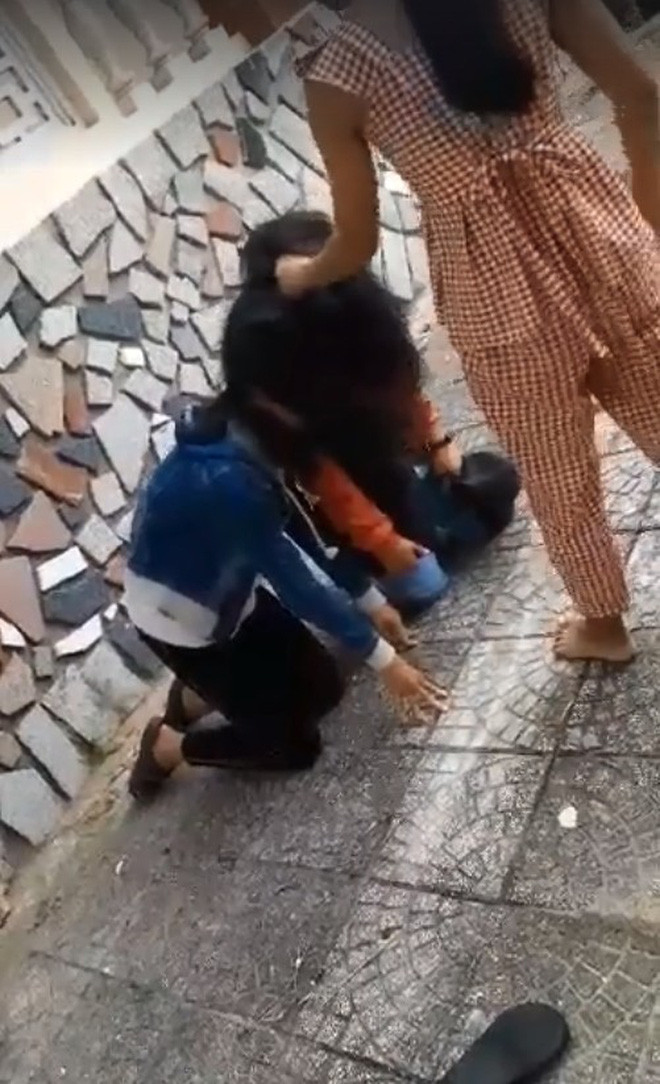 Tất cả đều lộ rõ vẻ dửng dưng, không quan tâm tới hành động "bạo lực học đường" ngay trước mắt.