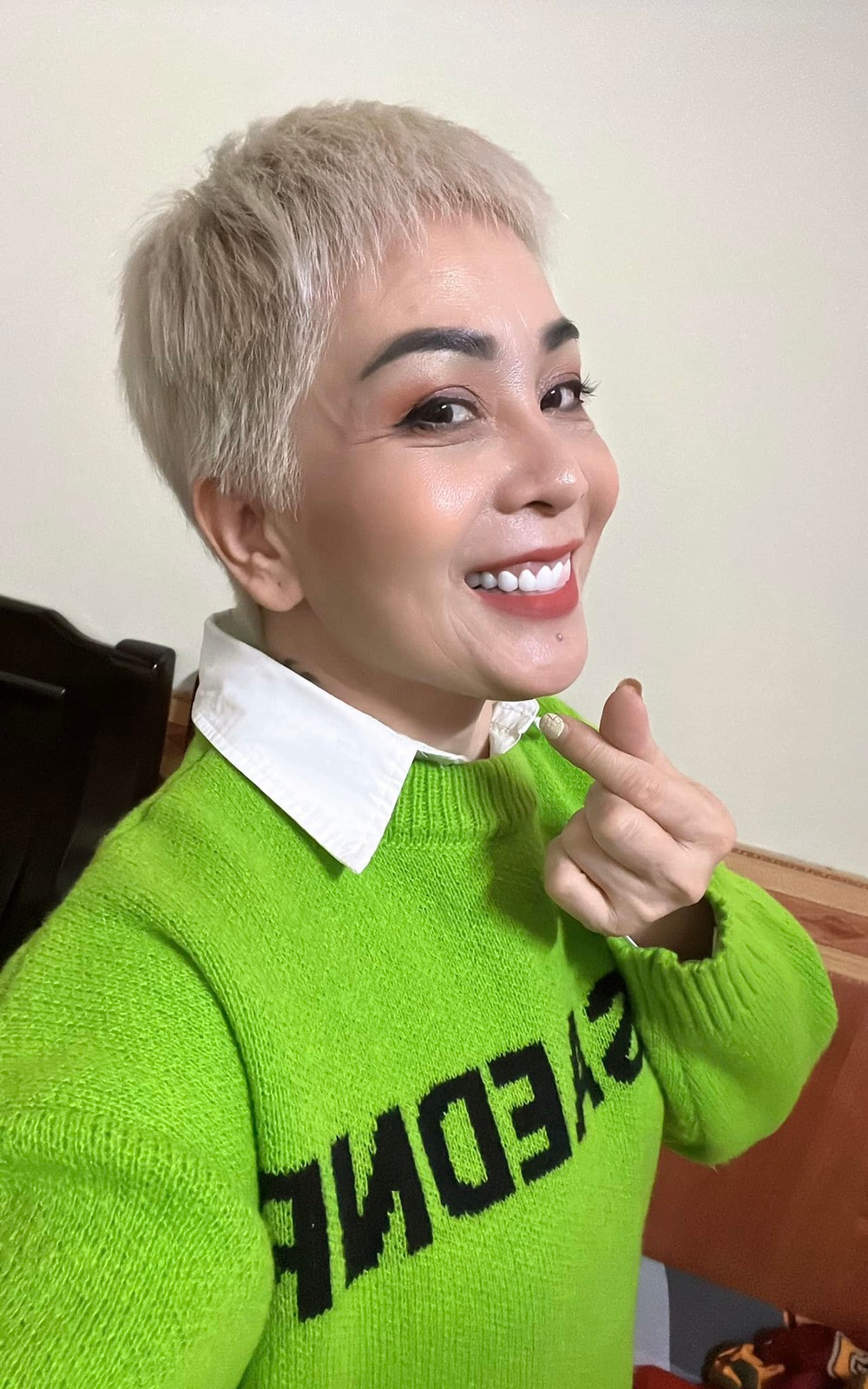 Hơn nữa, phong cách ăn mặc này đã hoàn toàn tôn lên được những điểm mạnh về vóc dáng của cô Hạnh Nguyễn như đôi chân thon dài hay phần eo thon gọn.