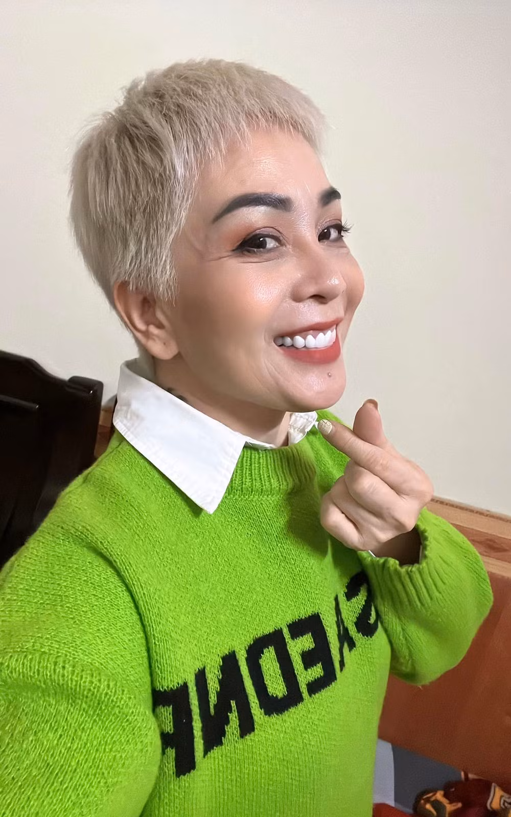 Hơn nữa, phong cách ăn mặc này đã hoàn toàn tôn lên được những điểm mạnh về vóc dáng của cô Hạnh Nguyễn như đôi chân thon dài hay phần eo thon gọn.