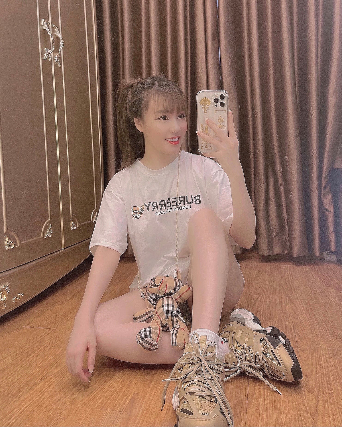 Trong phần hồi đáp một người bạn, Âu Hà My còn viết thêm: "Cố gắng lên nha. 1994 ai cũng lận đận cả. Niềm vui ai cũng như ai còn nỗi buồn mỗi người 1 vẻ...