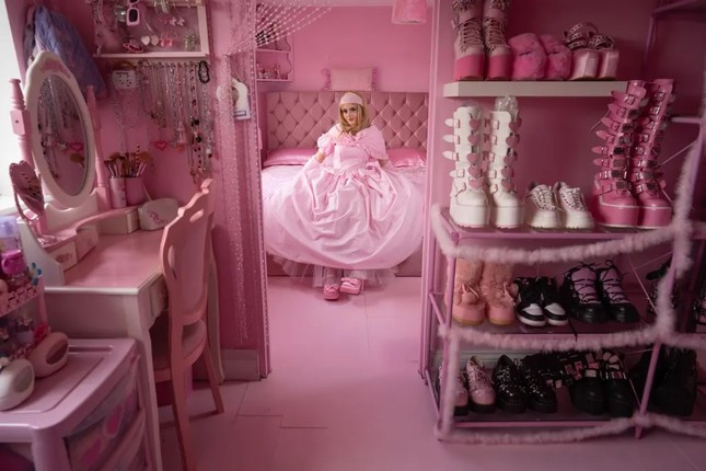 Tuy vậy, khi học cấp 2, Katie đã ngừng mặc quần áo màu hồng. Bởi cô cảm thấy áp lực khi có vẻ ngoài khác thường so với bạn bè đồng trang lứa.