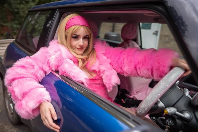 Quần áo, giày dép, ô tô và căn phòng Katie Loveday ở đều được lấy cảm hứng từ nhân vật Barbie huyền thoại.