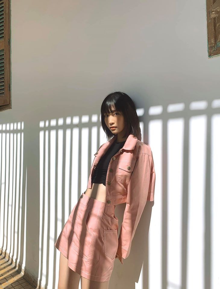 Cô gái trẻ được yêu thích khi tái hiện các bản hit Vpop như Em dạo này, Yêu em dại khờ, Cầu hôn, Lời hứa cho tình yêu… theo phong cách riêng.