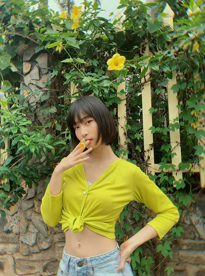 Không chỉ có giọng hát dễ nghe, ngoại hình của Juky San cũng là điểm cộng lớn khi cô sở hữu khuôn mặt thanh tú, ưa nhìn. Nhiều ý kiến so sánh nhan sắc của cô với các hot girl nổi tiếng như Jun Vũ, Khả Ngân, Trâm Anh.