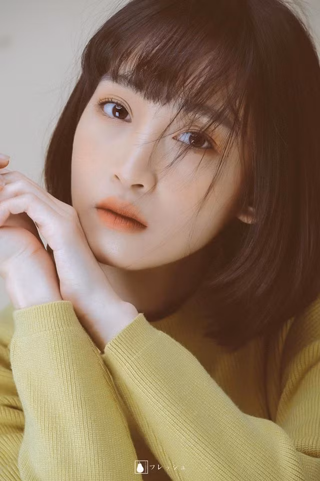 Dù chưa được đào tạo qua bất kì trường lớp thanh nhạc và gia đình cũng không có ai theo đuổi nghệ thuật nhưng Juky San lại được trời phú cho giọng hát "đi vào lòng người" và ngoại hình cực sáng.