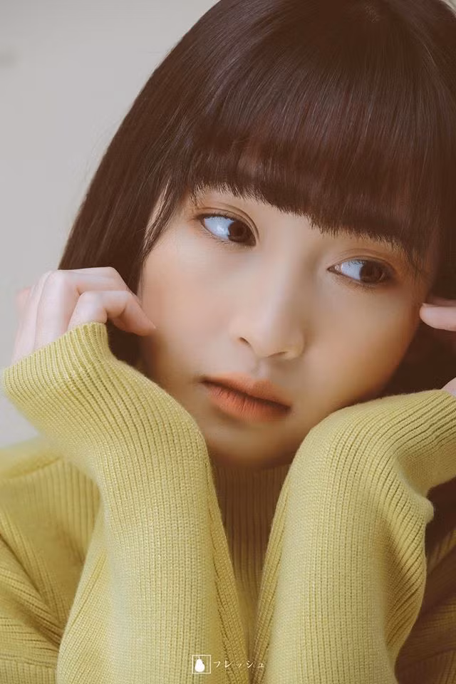 Hot girl Juky San tên đầu đủ là Trần Dung, sinh năm 1998. Cô theo học chuyên ngành y tá Răng Hàm Mặt tại trường Cao đẳng Quân y 2.