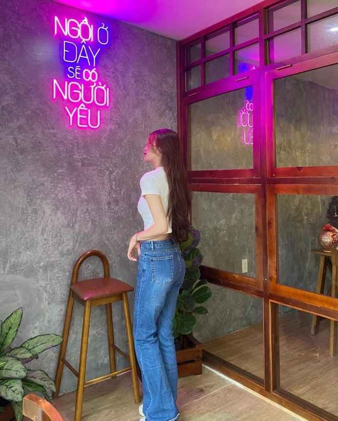 Tủ đồ của Như Tuyền cũng không thiếu những mẫu áo khỏe khoắn khoe trọn vòng eo con kiến.