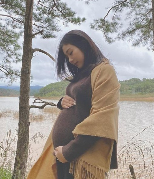 Dù vậy, Trang Lou tỏ ra hạnh phúc khi nhận được sự chăm sóc tận tình của ông xã và bé Xoài ngày càng ra dáng anh cả.