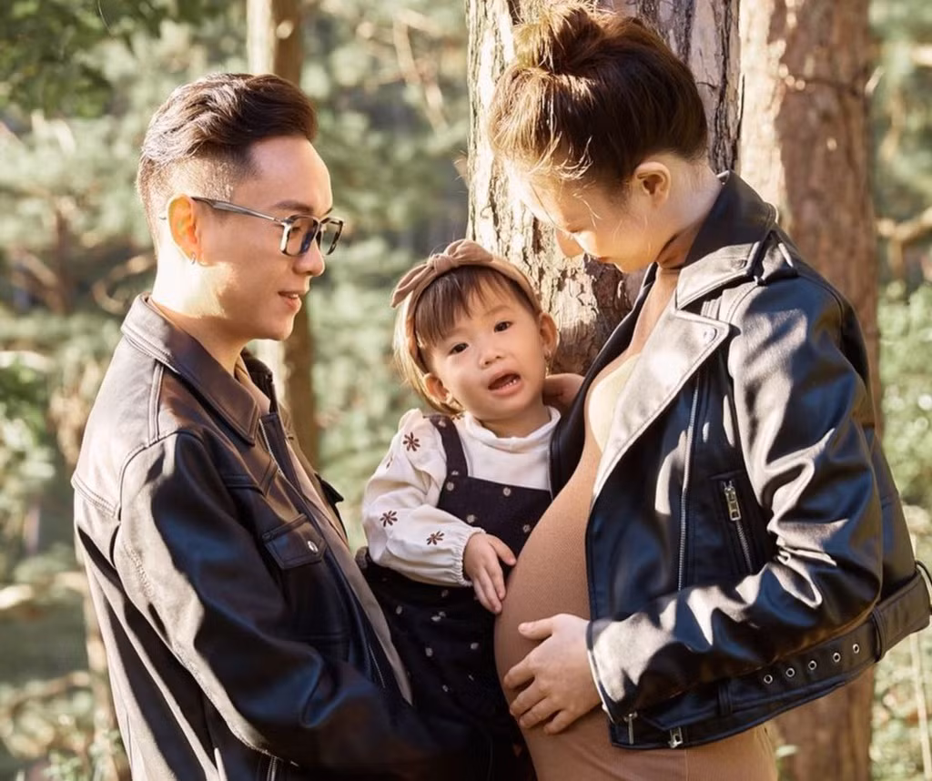 Trâm Anh - JustaTee về chung một nhà vào tháng 3/2018 sau 5 năm hẹn hò. Chuyện tình của đôi trẻ nhận được nhiều sự ngưỡng mộ.