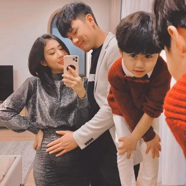 Kể từ đó, Trang Lou thường xuyên chia sẻ hình ảnh bầu bì và trải nghiệm, cảm xúc trong suốt thai kỳ.