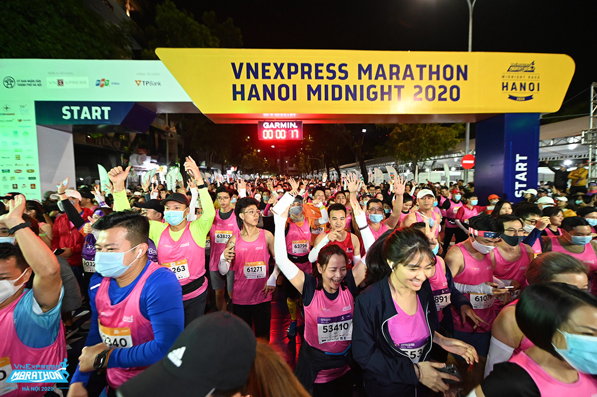 Kham pha Ha Noi dem qua buoc chan runner o giai chay dac biet