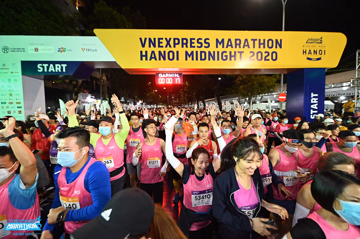 Kham pha Ha Noi dem qua buoc chan runner o giai chay dac biet