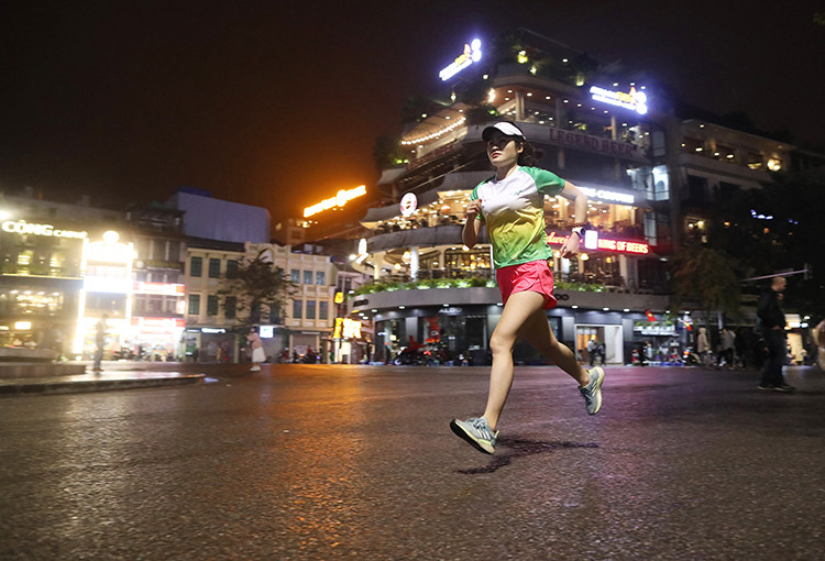 Kham pha Ha Noi dem qua buoc chan runner o giai chay dac biet-Hinh-3