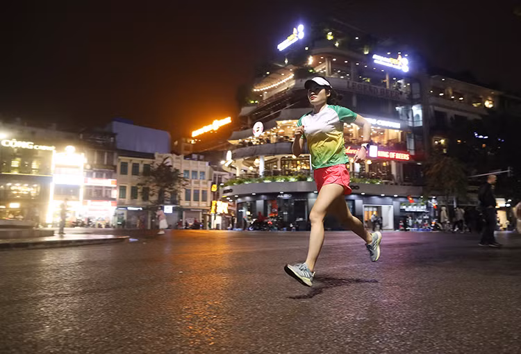 Kham pha Ha Noi dem qua buoc chan runner o giai chay dac biet-Hinh-3