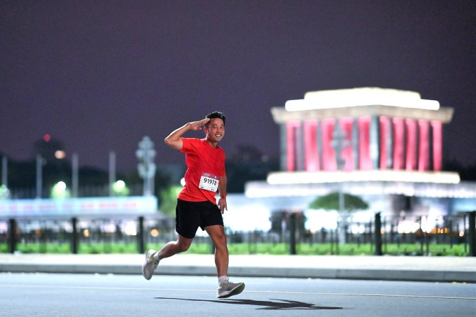 Kham pha Ha Noi dem qua buoc chan runner o giai chay dac biet-Hinh-4