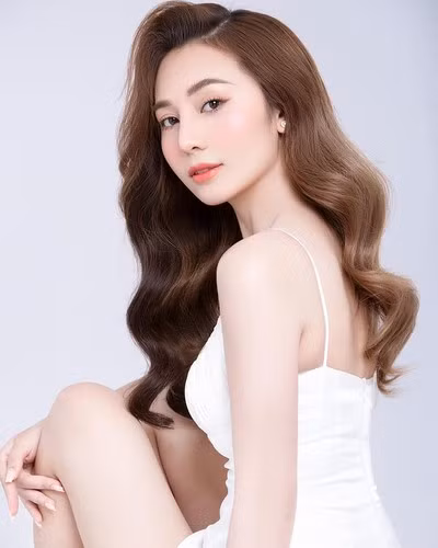 Dù bị chê khi xuất hiện trên sóng NALA với làn da có sạm hơn so với ảnh tự đăng nhưng nhìn tổng thể, Hoàng Kim Chi vẫn nhận được nhiều nhận xét rất nổi bật.