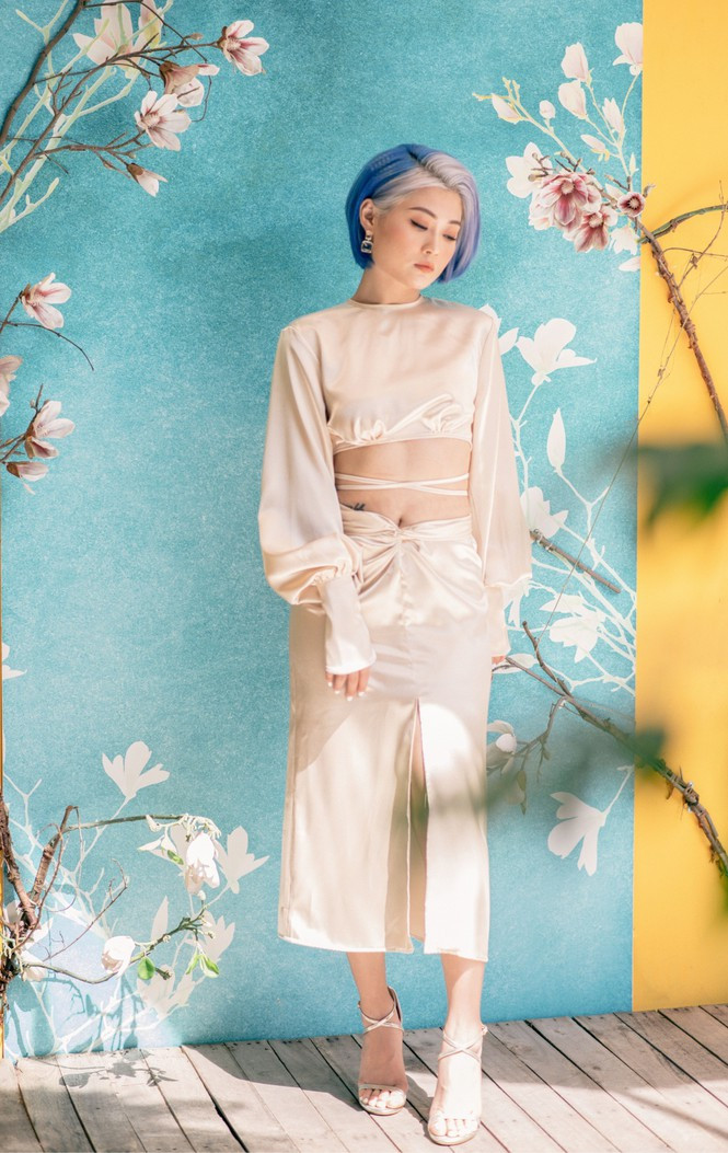 "Hoa không hề ghê gớm hay “ăn to nói lớn” như trong vlog hay livestream mà cực kỳ hiền lành, thật thà, thậm chí có phần “ngây thơ vô số tội’’. Còn mình thì lại ra dáng một người chị hơn". Hảo Thỏ nhận xét về người bạn mình.