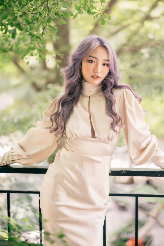 Thậm chí, Hảo Thỏ còn không ngần ngại tiết lộ tật xấu của bạn mình: “Hoa Nhật Huỳnh luôn mải mê chỉnh ảnh, mải mải mê công việc đến quên cả ăn, lúc nào cũng cắm mặt vào điện thoại”.