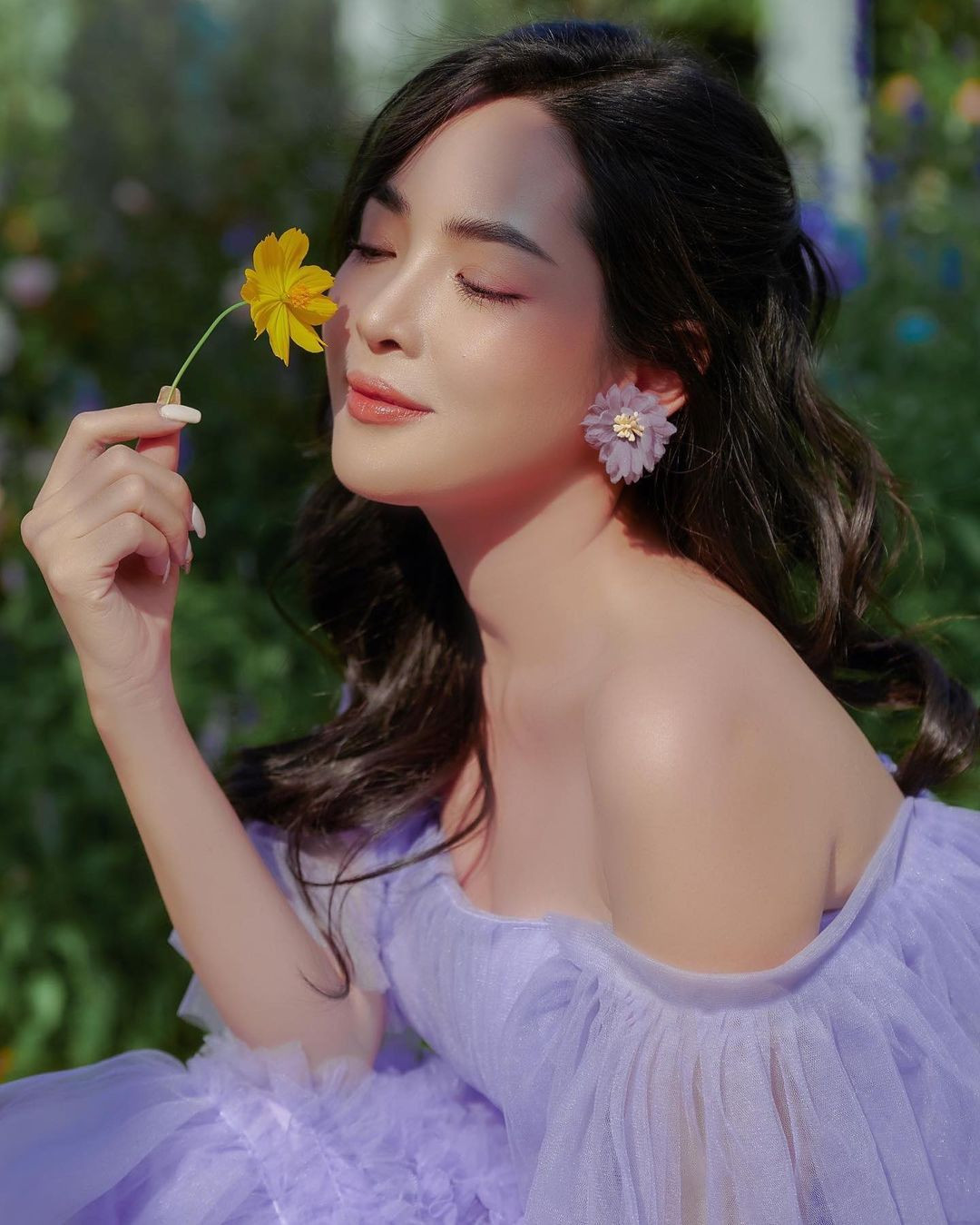 Không giống như những cô gái khác, sau một thời gian thẩm mỹ sẽ bị xuống sắc thì Thanh Quỳnh ở thời điểm hiện tại vẫn giữ được dung mạo xinh đẹp, hấp dẫn và thậm chí có phần lên hương hơn. Cũng nhờ vậy mà "hotgirl dao kéo" rất đắt show làm người mẫu chụp ảnh quảng cáo. Cô cũng mạnh dạn theo đuổi đam mê thiết kế thời trang.