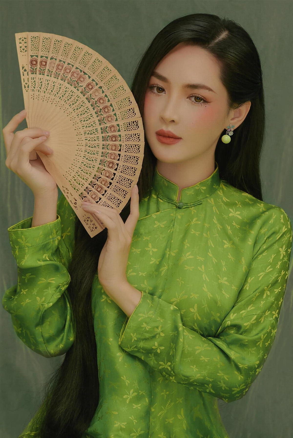 Điểm thu hút và giúp "hot girl dao kéo" quê Nam Định trở nên nổi tiếng chính là năng lượng tích cực.