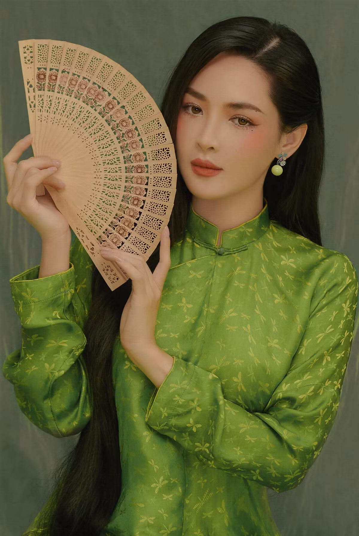 Điểm thu hút và giúp "hot girl dao kéo" quê Nam Định trở nên nổi tiếng chính là năng lượng tích cực.