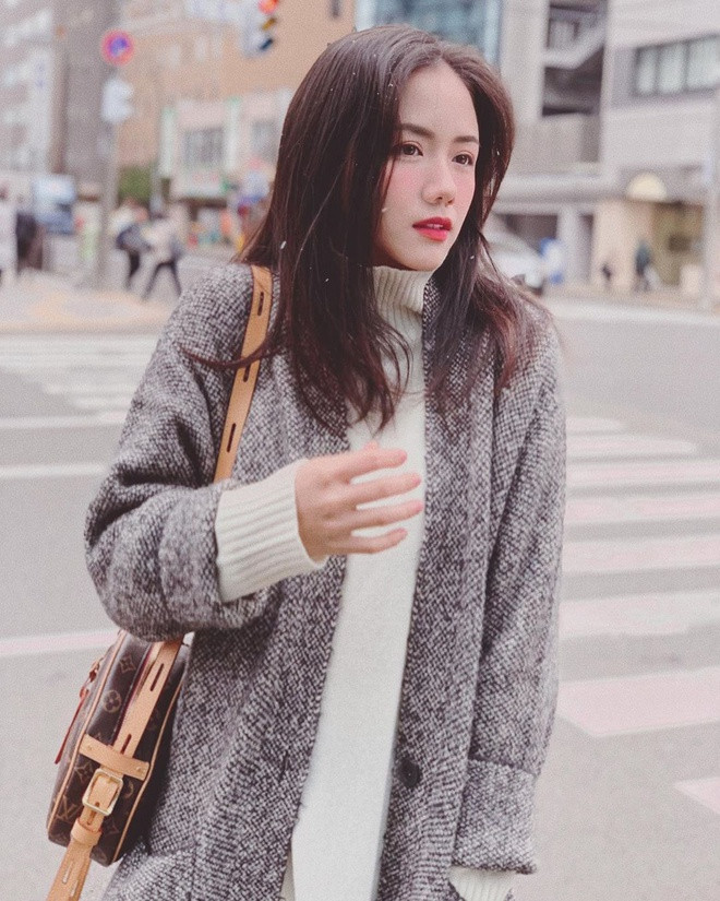 Hiện tại, Phương Ly sở hữu trang cá nhân có 1,7 triệu người theo dõi. Khá giống với các hot girl đình đám khác, 9X chọn cách sống kín tiếng, không công khai chuyện riêng tư.