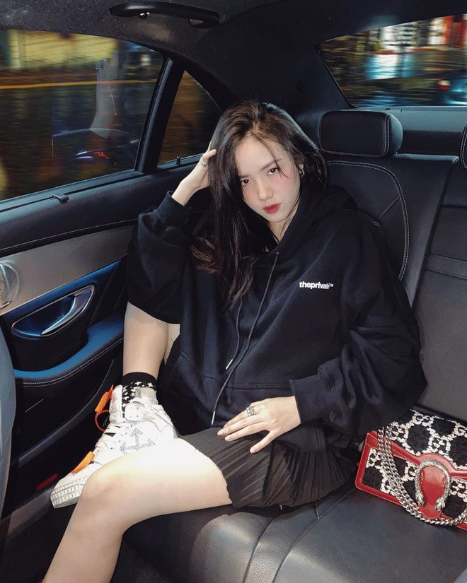 Trần Phương Ly là một trong những hot girl thành công khi lấn sân sang con đường ca sĩ. Trước đó, 9X là hot girl khá nổi tiếng trong giới trẻ nhờ ngoại hình nổi bật, "gương mặt không tuổi" và gu thời trang cá tính.