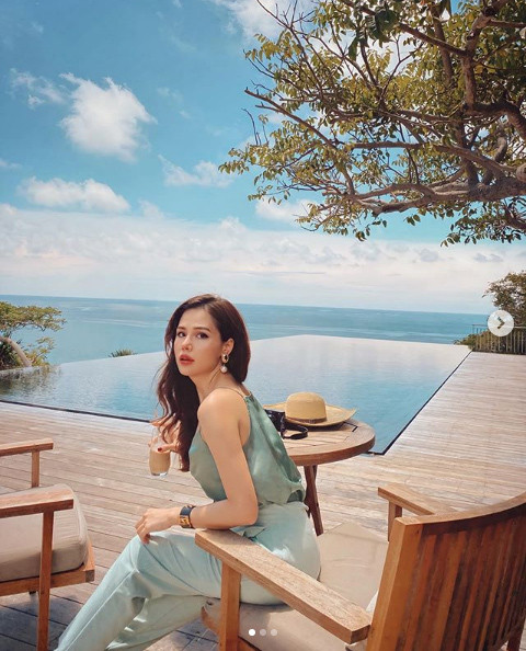 Đây là điều không nằm ngoài dự đoán của cư dân mạng bởi lẽ từ khi tung ảnh đính hôn đến ngày đám cưới hay tới tận hiện tại, chưa bao giờ Phanh Lee để lộ dung mạo người chồng đại gia.