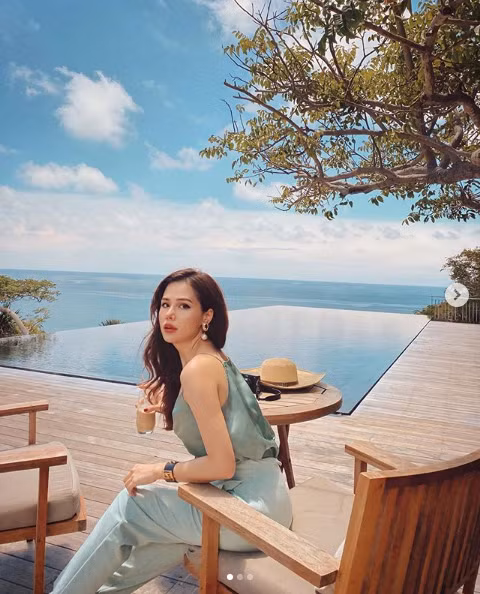 Đây là điều không nằm ngoài dự đoán của cư dân mạng bởi lẽ từ khi tung ảnh đính hôn đến ngày đám cưới hay tới tận hiện tại, chưa bao giờ Phanh Lee để lộ dung mạo người chồng đại gia.