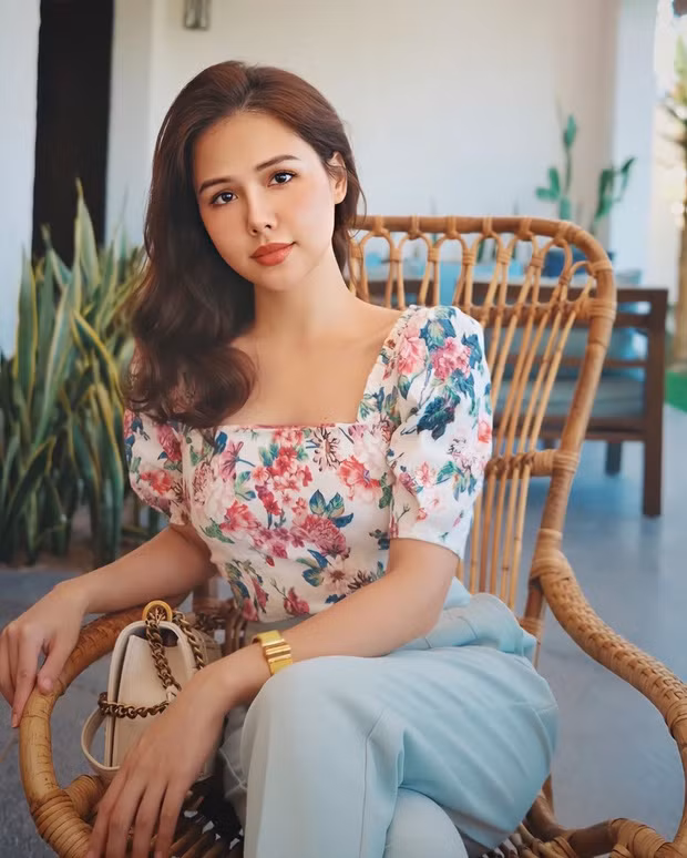 Chỉ có điều một lần nữa, bà bầu Phanh Lee đã khéo léo cắt đi phần mặt của cả hai.