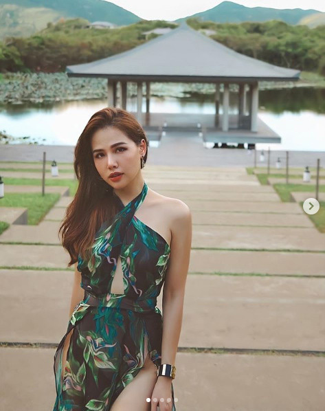 Đi kèm theo status là một bức ảnh cực tình cảm của hai vợ chồng Phanh Lee.