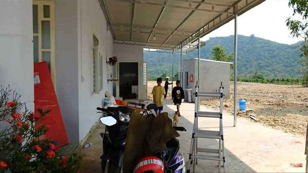 Sau khi làm YouTuber có những đồng tiền đầu tiên, Sang Vlog đã dành dụm để sửa sang lại nhà cửa cho mẹ có chỗ ra vào thoải mái hơn. Căn nhà sau khi sửa sang có rộng rãi, thoáng hơn nhà cũ nhưng cũng chỉ là tạm bợ.