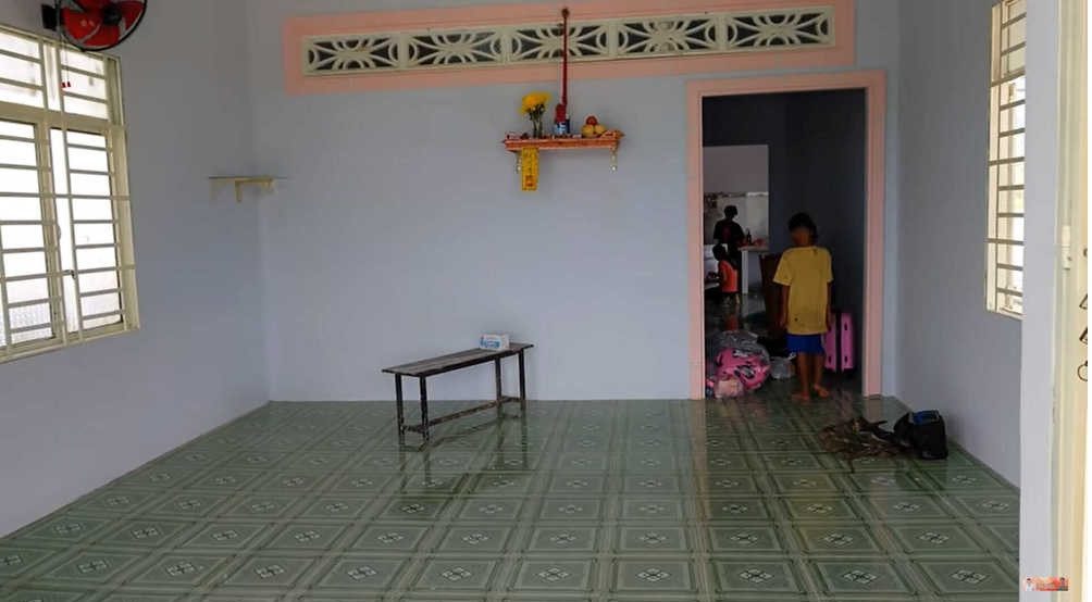 Cụ thể, Sang Vlog có chia sẻ trong clip mới của mình rằng: "Dù mình có thành công hay 1 ngày nào đó mình thất bại thì cũng đừng quên nơi mình từng bắt đầu. Sang không bao giờ quên nơi này nhưng mà có lẽ sẽ phải tạm biệt nó thôi. Tại vì cách đây 1 tháng trước Sang có nói với mọi người Sang có mua được 1 căn nhà cũ để sửa lại...