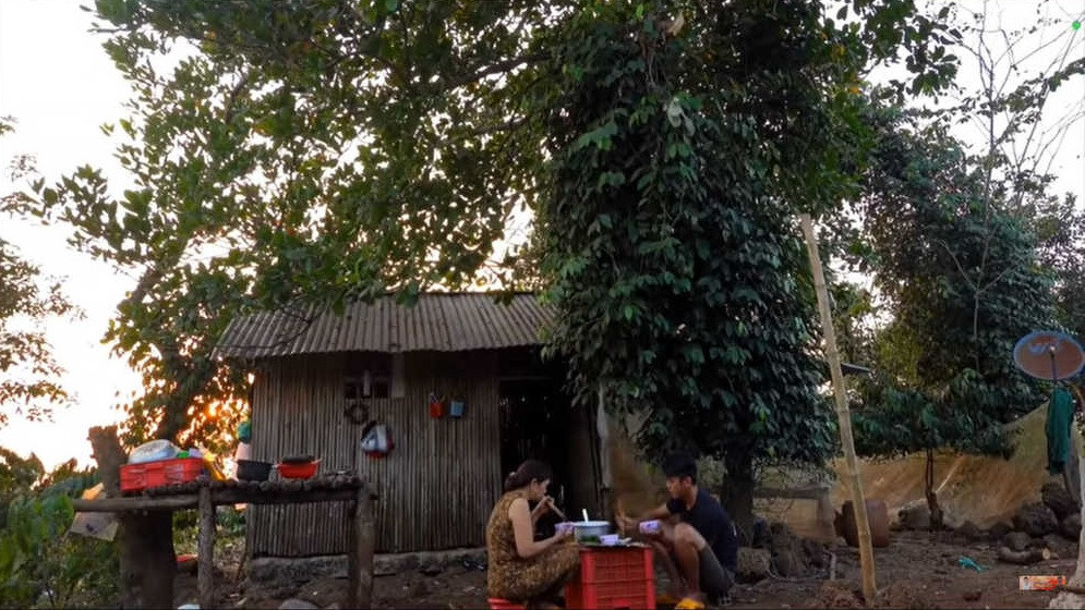 Cũng từ đây, Youtuber Sang Vlog có nguồn thu nhập ổn định để sửa sang nhà cửa, cưới vợ, mua đất mới…