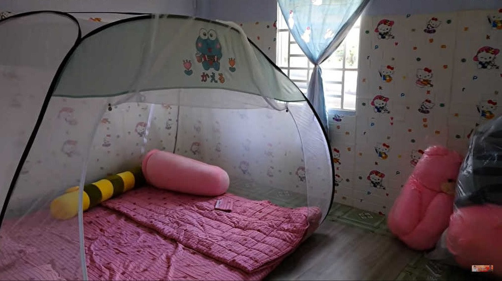 Ngày hôm nay căn nhà cũng sửa xong và phải dọn nhà căn nhà cũ để đến căn nhà mới. Vì căn nhà này có nhiều kỉ niệm nhưng nó là căn nhà rất bất tiện, Sang giờ lớn rồi, cũng có vợ và em bé nên không thể ở mãi đây được. Nên hôm nay phải tạm biệt nó để đến nơi khác." YouTuber "nghèo nhất Việt Nam" chia sẻ thêm.