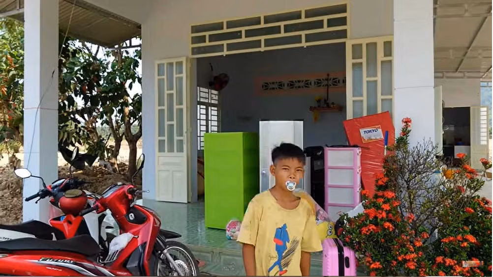 Những ngày trời mưa, nước dột vào nhà khiến mọi thứ nhà Sang Vlog đều bị ướt. Lúc đó, anh xấu hổ tới nỗi không dám mời bạn bè tới nhà mình vì quá khó khăn.