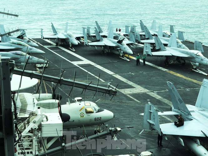 Không đoàn tàu sân bay gồm các loại máy bay: F/A-18E/F Super Hornet máy bay tiêm kích được sử dụng để tấn công tầm xa, máy bay tác chiến điện tử AE-18G Growler, Máy bay E-2C Hawkeye, máy bay trực thăng 1 động cơ MH-60S/R Seahawk, máy bay C-2 Greyhound với 2 động cơ chở hàng…. Ảnh: Nguyễn Thành