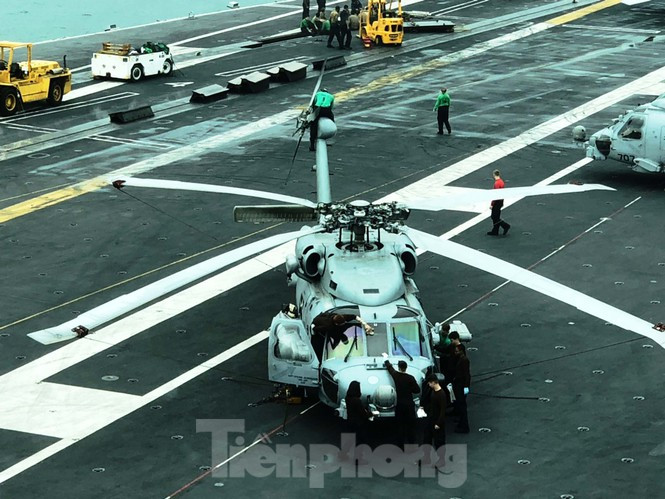 Máy bay trực thăng 1 động cơ MH-60S/R Seahawk được sử dụng trong tác chiến chống tàu ngầm, tìm kiếm cứu hộ, hỗ trợ ngăn chặn buôn ma túy, chống tàu chiến, vận chuyển hàng hóa và các tác chiến đặc biệt. Ảnh: Nguyễn Thành