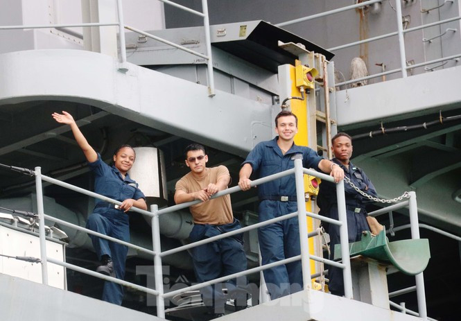 Tàu USS Theodore Roosevelt chứa được 5.400 người, có đủ đồ ăn và đồ dùng để hoạt động liên tục trong 3 tháng. Mỗi ngày có 18.150 suất ăn được phục vụ cho thủy thủ đoàn, nhân viên, lính chiến làm nhiệm vụ trên tàu.