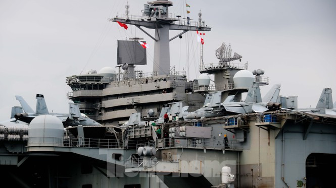 Tàu có 4 chân vịt bằng đồng, mỗi chân vịt có bề ngang 6,4m và nặng hơn 30 tấn. Thiết bị được điều khiển bằng 2 bánh lái, mỗi cái dài 8,83m và rộng 6,7m, nặng hơn 50 tấn. Ảnh: Nguyễn Thành