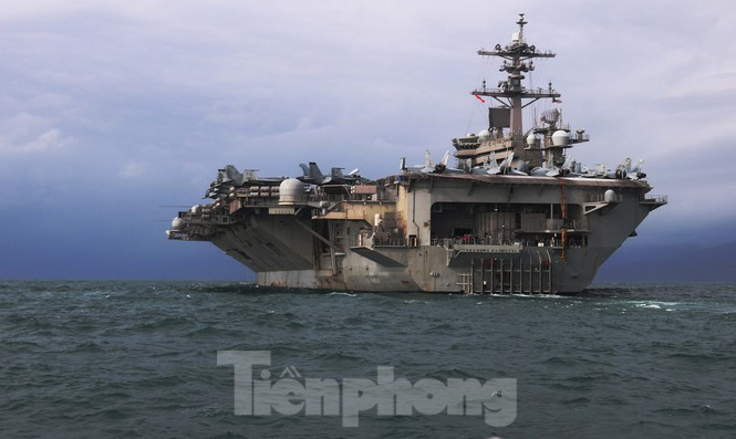 Theo kế hoạc, USS Theodore Roosevelt (CVN-71) sẽ ở lại Đà Nẵng từ nay đến ngày 10/3 tham gia các hoạt động nhân dịp kỷ niệm 25 năm thiết lập quan hệ ngoài giao Việt Nam - Hoa Kỳ. Ảnh: Nguyễn Thành