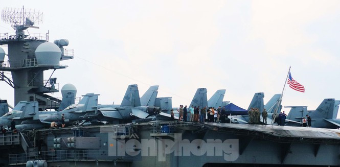 Tàu USS Theodore Roosevelt có 4 dây móc hãm máy bay có đường kính gần 6cm trên boong tàu, giúp máy bay đang bay với tốc độ 150 dặm/h (tương đương 241 km/h) dừng lại trong khoảng cách chưa đầy 122m. Ảnh: Nguyễn Thành