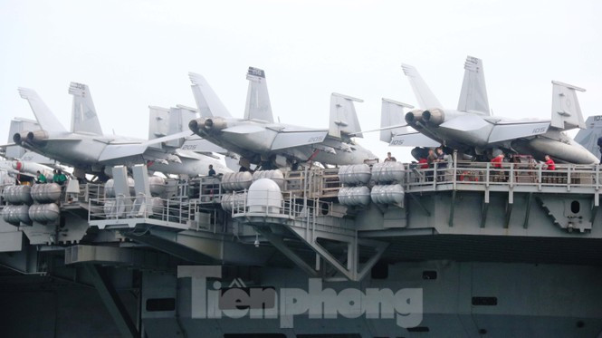 Nhiệm vụ của tàu sân bay USS Theodore Roosevelt là tạo sự hiện diện ở tiền phương và giữ vai trò răn đe, ngăn chặn chiến tranh truyền thống một cách đáng tin cậy, bền vững và độc lập. Là nền tảng để triển khai lực lượng viễn chinh hiệp đồng tác chiến/đồng minh trên biển khi xảy ra khủng hoảng. Ảnh: Nguyễn Thành
