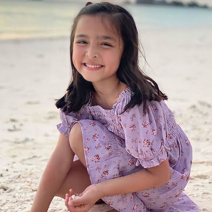Dường như ái nữ 6 tuổi không hề kém cạnh mẹ chút nào về vẻ đẹp ngoại hình. Cô nàng thậm chí còn được netizen dự đoán sẽ là 1 "bông hoa" tươi tắn, rạng rỡ hơn cả mẹ khi lớn lên.