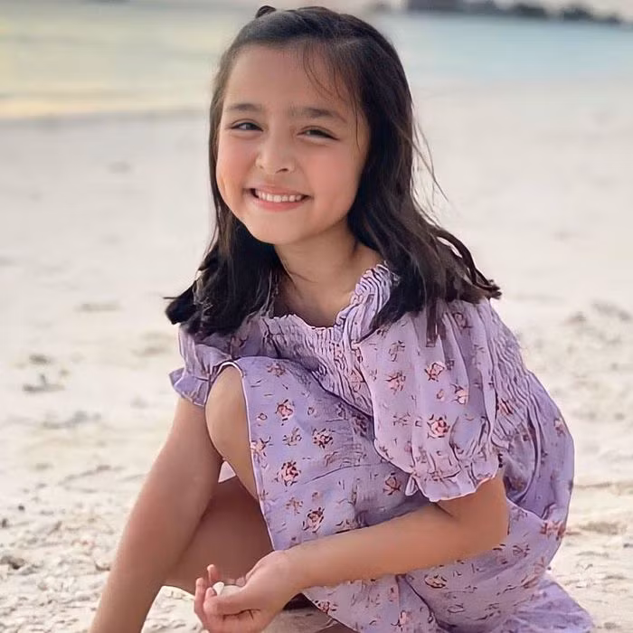 Dường như ái nữ 6 tuổi không hề kém cạnh mẹ chút nào về vẻ đẹp ngoại hình. Cô nàng thậm chí còn được netizen dự đoán sẽ là 1 "bông hoa" tươi tắn, rạng rỡ hơn cả mẹ khi lớn lên.
