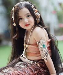 Cách đây không lâu Zia xuất hiện trong 1 đoạn video khoe giọng hát siêu ấn tượng làm fan "đổ gục". Cô bé 6 tuổi tự tin thể hiện ca khúc khá dài và còn có những biểu cảm hết sức tự nhiên, chuyên nghiệp.