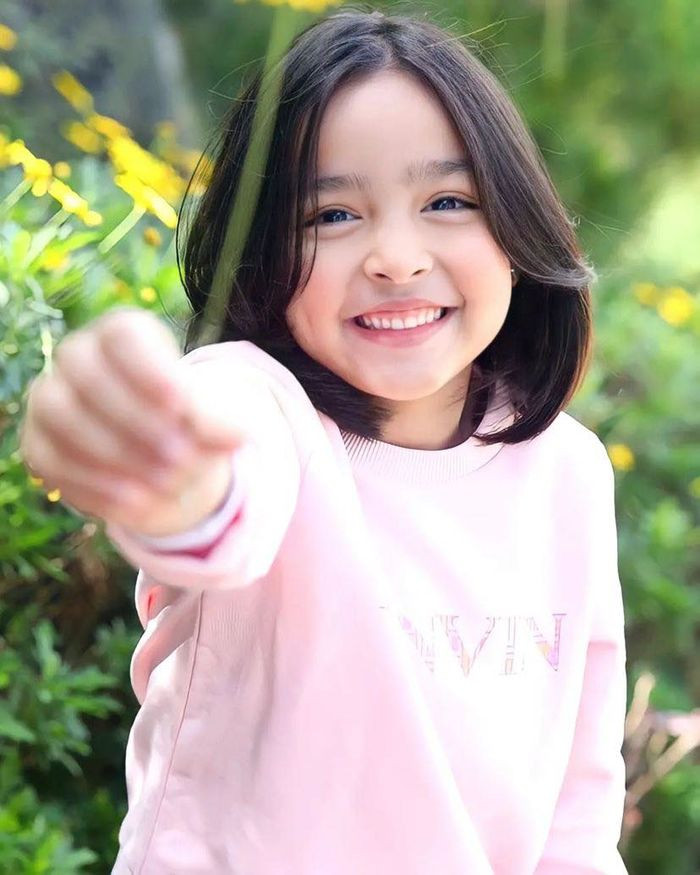 Là con nhà nòi nên Zia ngay từ nhỏ đã thừa hưởng gen trội về nghệ thuật từ bố mẹ minh tinh. Cô bé còn thường được bố mẹ đầu tư để học thêm về các kỹ năng khác nhau nên lại càng thêm giỏi giang hơn.