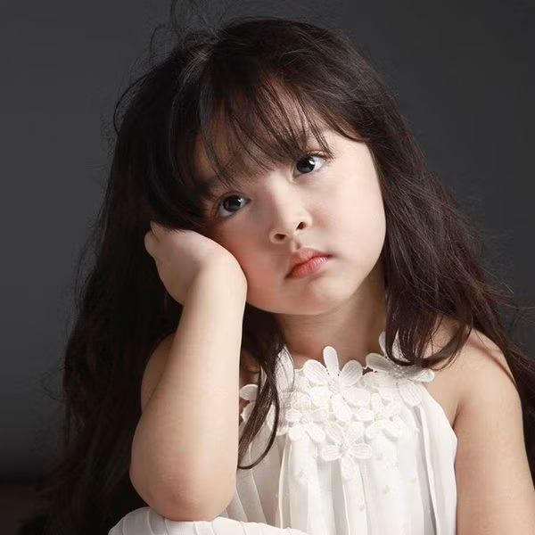 Bé Zia luôn bộc lộ mình là một cô bé nhanh nhẹn, tích cực, thông minh. Dù mới 6 tuổi nhưng thiên thần nhí này đã biểu hiện nhiều tiềm năng về năng khiếu cũng như nhan sắc không phải dạng vừa.